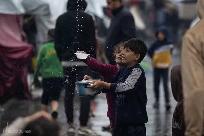 Anak-anak kecil di jalur Gaza mengumpulkan air hujan untuk minum. (Foto: Instagram @gazanow)