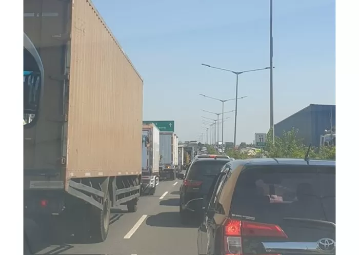 Satu pengendara mobil membagikan foto kondisi tol macet. (Foto: Twitter @8M1T_Eitijeu)