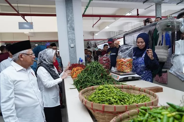 Wapres Ma'ruf Amin dan Pj Gubernur Jateng, Nana Sudjana memantau harga komoditas di Pasar Johar. (Foto: Instagram @kyai_marufamin)