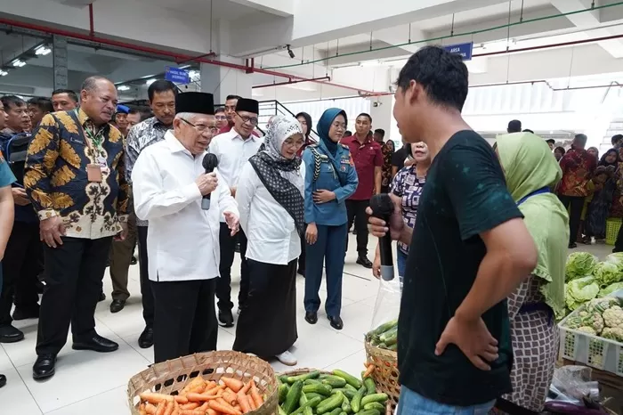 Wapres Ma'ruf Amin memantau harga komoditas di Pasar Johar. (Foto: Dok. Ma'ruf Amin)