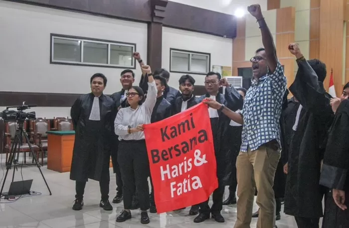 Haris Azhar dan Fatia Maulidiyanti divonis bebas terkait dugaan pencemaran nama baik Luhut Binsar Pandjaitan. (Foto: Dok. Haris Azhar)