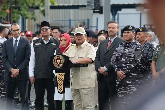 Menhan, Prabowo Subianto pimpin pelepasan bantuan pokok dan obat-obatan untuk Palestina menggunakan kapal rumah sakit TNI KRI dr. Radjiman Wedyodiningrat 992. (Foto: Istimewa)