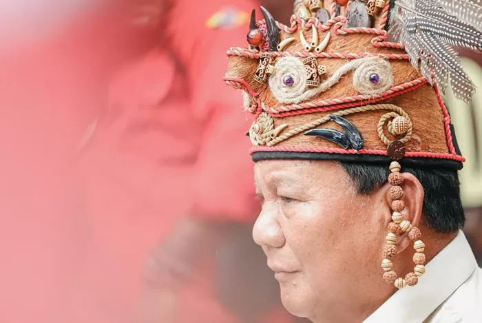 Prabowo Subianto mengenakan topi khas Suku Dayak. (Foto: Istimewa)