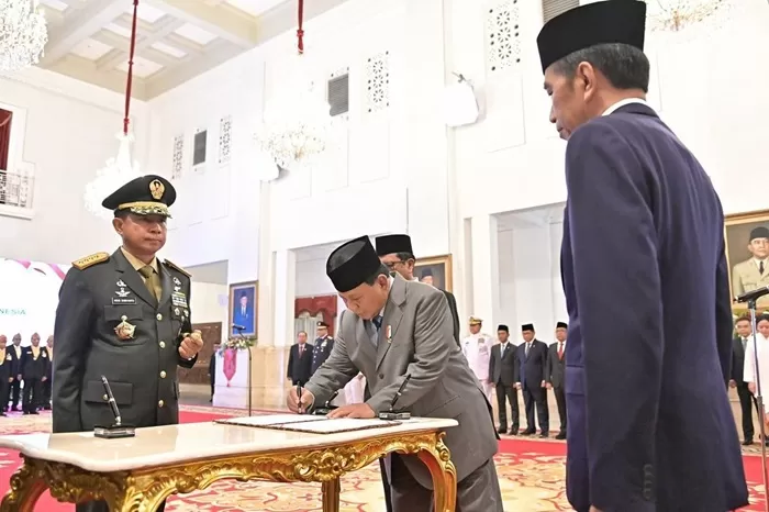 Prabowo Subianto menjadi saksi Presiden Jokowi melantik Panglima TNI Jenderal Agus Subiyanto di Istana Negara. (Foto: Dok. Prabowo Subianto)