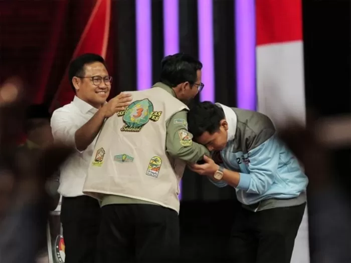 Momen Gibran Rakabuming Raka cium tangan kepada Mahfud MD. (Foto: Istimewa)