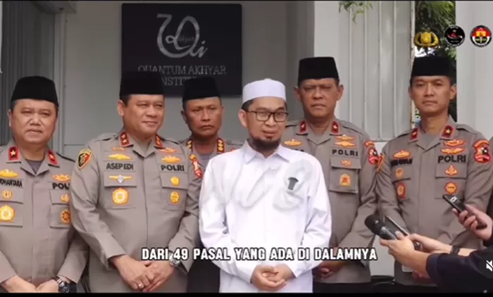 Ustadz Adi Hidayat (UAH) menerima menerima kunjungan dari Kaops Nusantara Cooling System (NCS) Irjen Pol. Asep Edi Suheri, S.I.K., M.Si., beserta rombongan di Kantor Quantum Akhyar Institute.  (Foto: Instagram @divisihumaspolri)