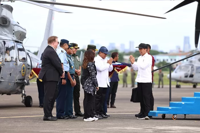 Jokowi menyaksikan penyerahan pesawat pesawat C-130J Super Hercules oleh Prabowo untuk TNI AU. (Foto: Istimewa)