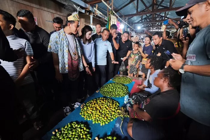 Gibran Rakabuming Raka dan tim mengunjungi pasar Pharaa Sentani, Jayapura, Papua. (Foto: Istimewa)