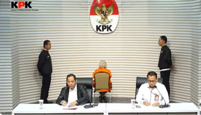 KPK menetapkan SW, pejabat BPPD Sidoarjo sebagai tersangka. (Foto: Tangkap layar YouTube KPK RI)