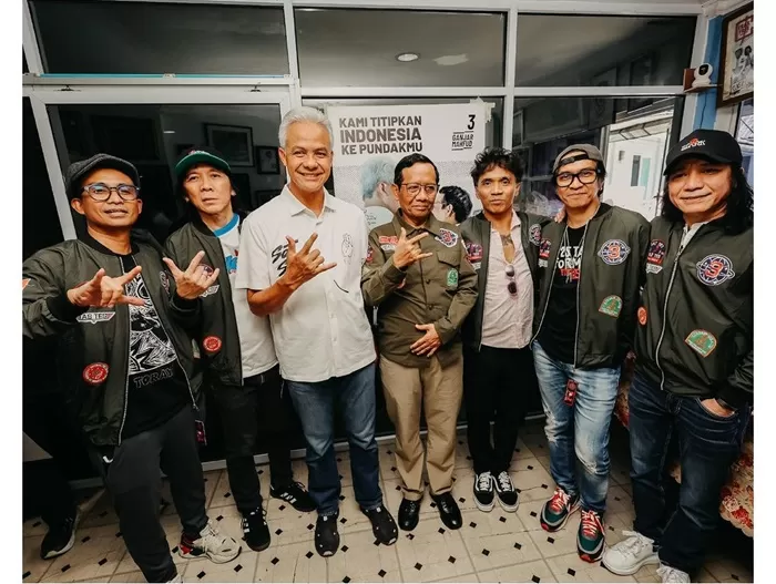 Ganjar Pranowo dan Mahfud MD bersama personil Slank. (Foto: Dok. Ganjar Pranowo)