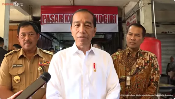 Presiden Jokowi menanggapi pengunduran diri Mahfud MD di Pasar Kota Wonogiri. (Foto: Tangkap layar YouTube  Sekretariat Presiden)