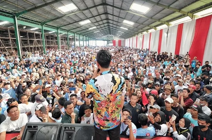 Cawapres Gibran Rakabuming Raka di hadapan ribuan warga Brebes.  (Foto: Istimewa)