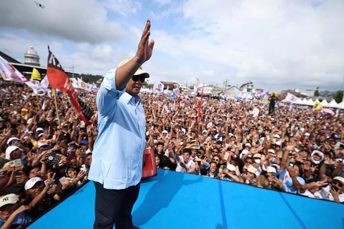 Capres Prabowo Subianto menyapa puluhan ribu masyarakat Sulawesi Utara dalam acara yang digelar di Lapangan Schwarz, Langowan. (Foto: Istimewa)