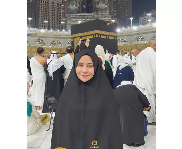 Prilly Latuconsina saat di depan Ka'bah, Mekkah. (Foto: Instagram @prillylatuconsina96)