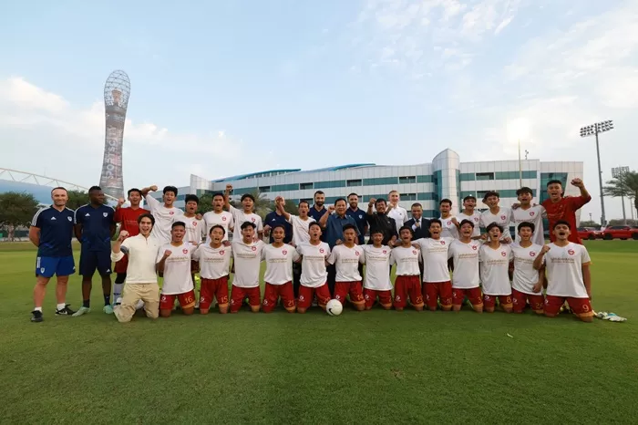 Prabowo Subianto bersama Timnas Indonesia dan pelatih. (Foto; Istimewa)