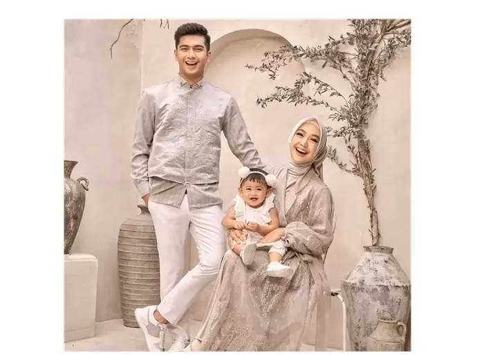 Teuku Ryan, Ria Ricis, dan anak, Cut Raifa Aramoana. (Foto: Instagram @riaariccis)