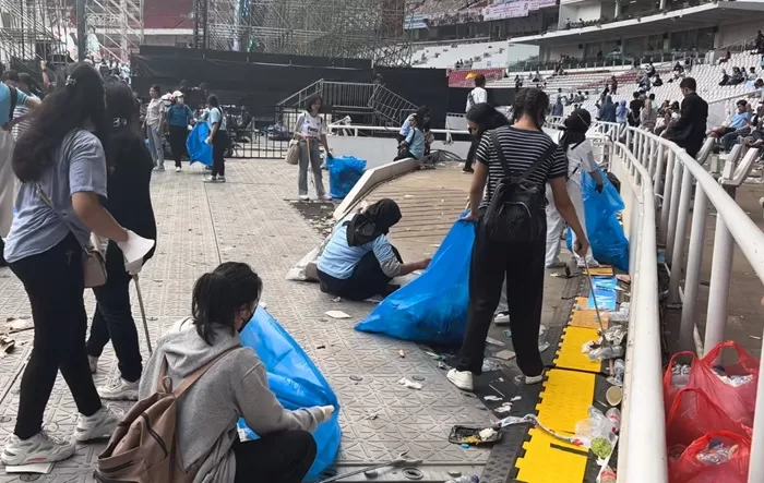 Pendukung Prabowo-Gibran melakukan bersih-bersih sampah di kawasan GBK usai Kampanye Akbar. (Foto: Istimewa)