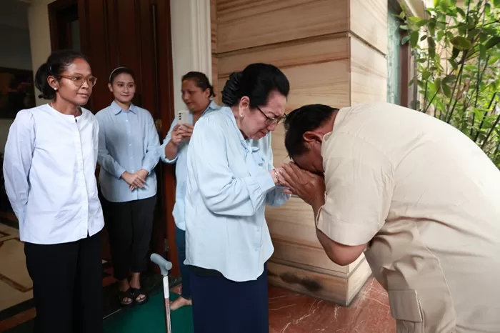 Momen Prabowo Subianto mecium tangan Hardjanti, istri almarhum Jenderal TNI (Purn.) Wismoyo Arismunandar. (Foto: Istimewa)