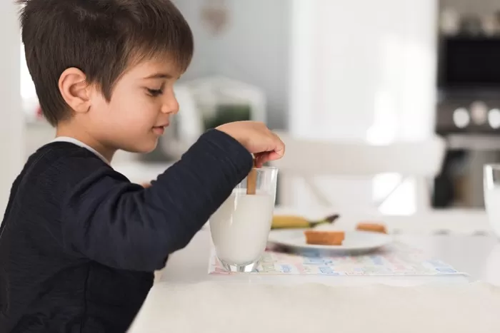 Ilustrasi seorang anak menyantap makan siang dan susu. (Foto: Freepik/image by freepik)