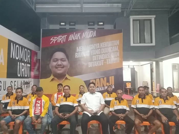 Caleg DPRD Kotamobagu, Panji Merdeka Putra bersama tim. (Foto: Istimewa)