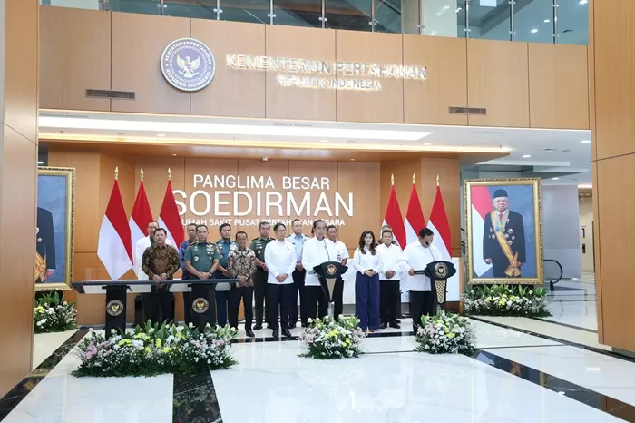 Presiden Jokowi didampingi Menhan Prabowo bersama sejumlah pejabat menteri dan TNI-Polri di RSPPN Soedirman, Bintaro, Jakarta. (Foto: Istimewa)