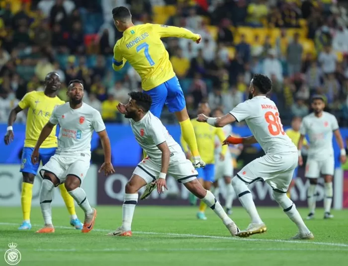 Momen Cristiano Ronaldo saat menanduk bola di pertandingan Al Nassr VS Al Feiha leg ke-2. (Foto: Twitter/X @AlNassrFC_EN)