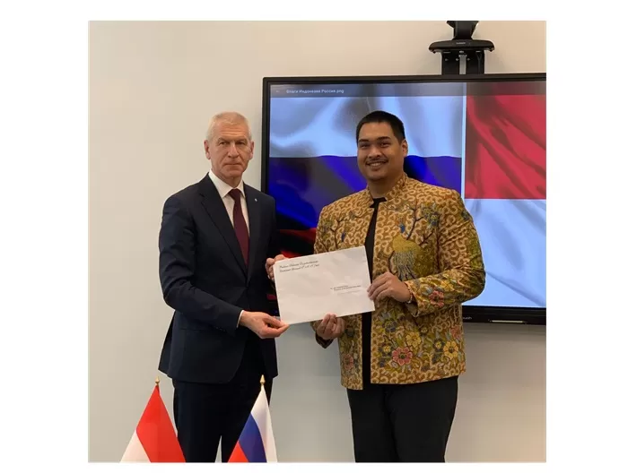 Menpora RI, Dito Ariotedjo menyerahkan surat titipan dari Menhan Prabowo Subianto kepada Menteri Olahraga Rusia, Oleg Matitsin, untuk Presiden Putin. (Foto: Istimewa)