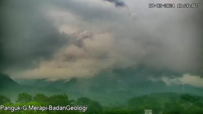 Awan panas guguran di Gunung Merapi pada Senin (4/2/2024). (Foto: X/Twitter @BPPTKG)