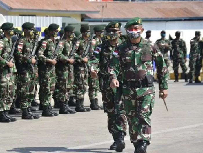 Mayjen TNI, Izak Pangemanan bersama sejumlah prajurit. (Foto: Twitter/X @apt_for)