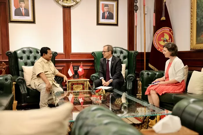 Prabowo Subianto bersama Duta Besar Swiss untuk Indonesia, Olivier Zehnder di Kementerian Pertahanan RI, Jakarta. (Foto: Istimewa)