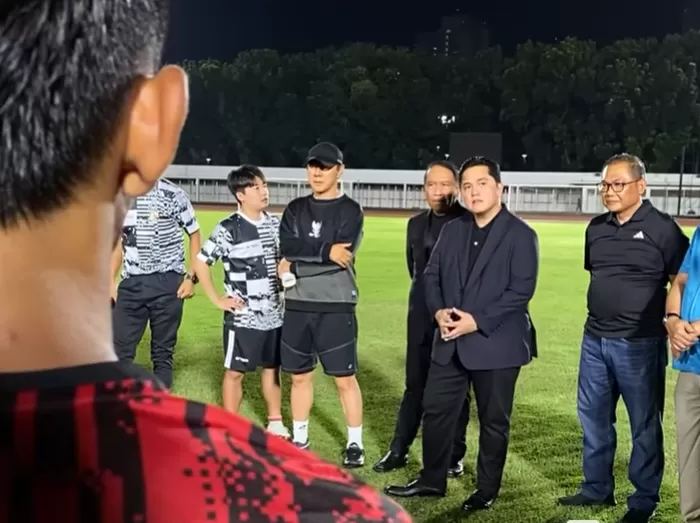 Ketum PSSI, Erick Thohir bersama Pelatih Shin Tae-yong dan Timnas Indonesia. (Foto: Tangkap layar Instagram @erickthohir)