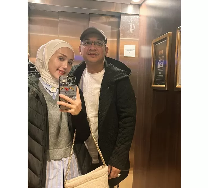 Adelia Pasha mengenakan tas bersama Pasha Ungu. (Foto: Instagram @adeliapasha)