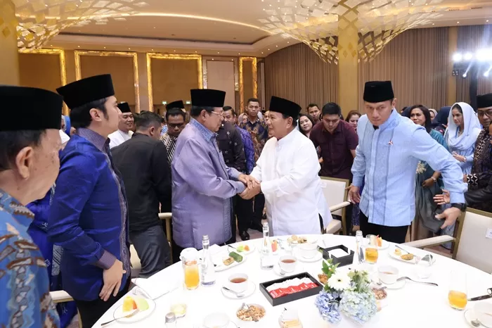 Momen silaturahmi dan buka puasa bersama Susilo Bambang Yudhoyono (SBY) dan Prabowo Subianto. 