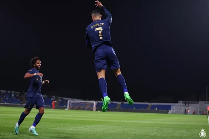 Selebrasi Cristiano Ronaldo usai mencetak gol pada laga Al Nassr VS Abha. (Foto: Twitter @AlNassrFC_EN)