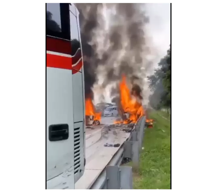 Kecelakaan beruntun di jalur contra flow Jakarta Cikampek KM 58. (Foto: Tangkap layar X @somnabulis)