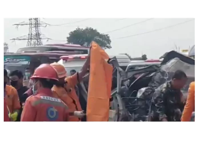 Sejumlah petugas mengevakuasi korban kecelakaan maut Tol Jakarta-Cikampek KM 58. (Foto: Tangkap layar)