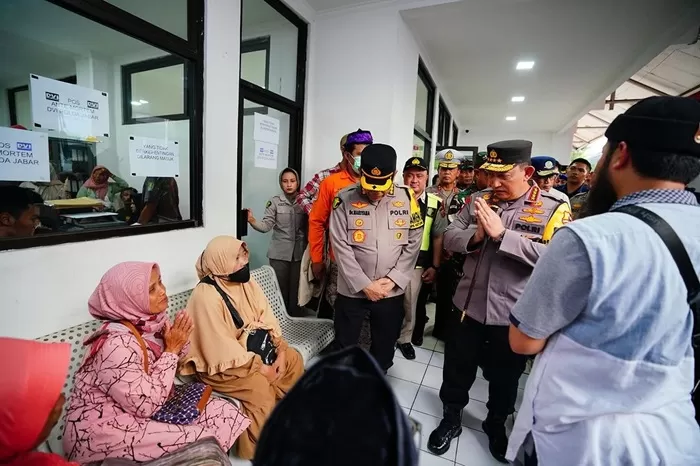 Kapolri dan Menhub menyambangi RSUD Karawang guna melihat kondisi korban kecelakaan di Tol Jakarta-Cikampek. (Foto: Instagram @listyosigitprabowo)