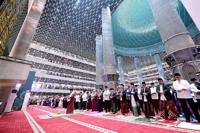 Menag Yaqut Cholil Quomas melaksanakan Salat Ied di Masjid Istiqlal bersama Presiden Jokowi dan Ma&#96;ruf Amin. (Foto: Instagram @jokowi)