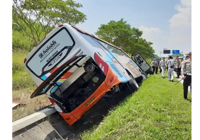 Bus Rosalia Indah terperosok ke dalam parit sepanjang 200 meter. (Foto: Twitter @calomagang)