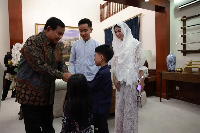 Prabowo Subianto dan Gibran Rakabuming Raka beserta keluarganya di acara Halal Bihalal di Jl Kertanegara. (Foto: Istimewa)