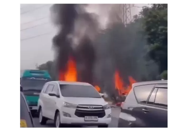 Kecelakaan di Tol Jakarta-Cikampek KM 58. (Foto: Tangkap layar)