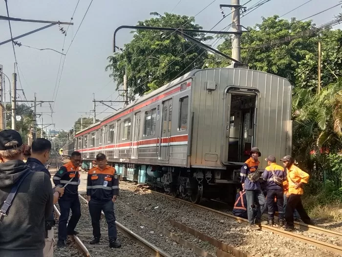 KRL Commuter tujuan Kampung Bandan-Cikarang anjlok. (Foto: X @sakura_tajo)