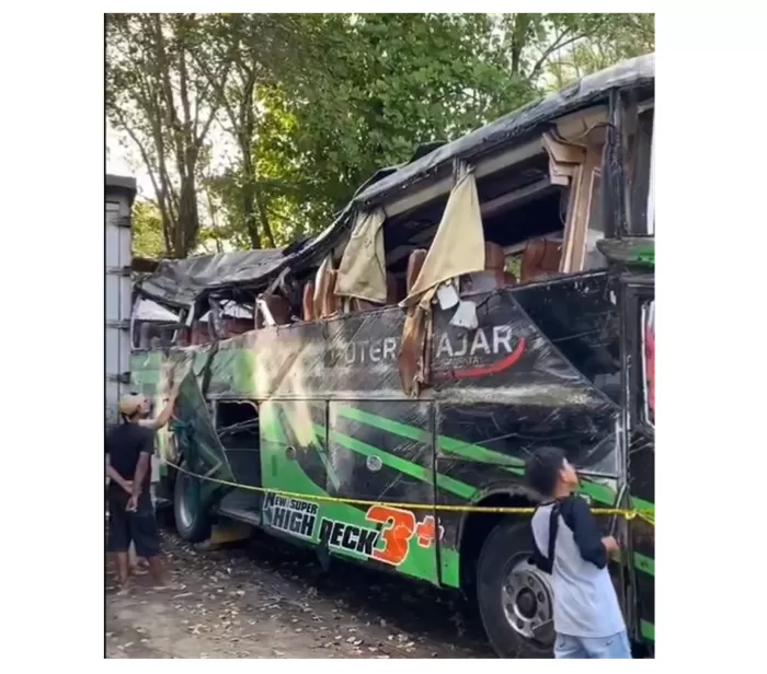 Kondisi bus pariwisata pengangkut siswa SMK Lingga Kencana usai kecelakaan. (Foto: Tangkap layar X @KepaArgawinata7)