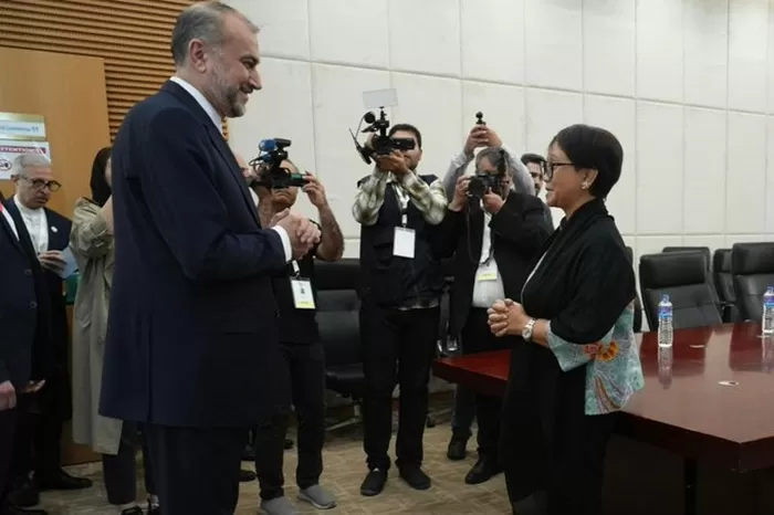 Momen pertemuan Menlu Iran, YM Hossein Amir Abdollahian dan Menlu RI, Retno Marsudi. (Foto; X @Menlu_RI)