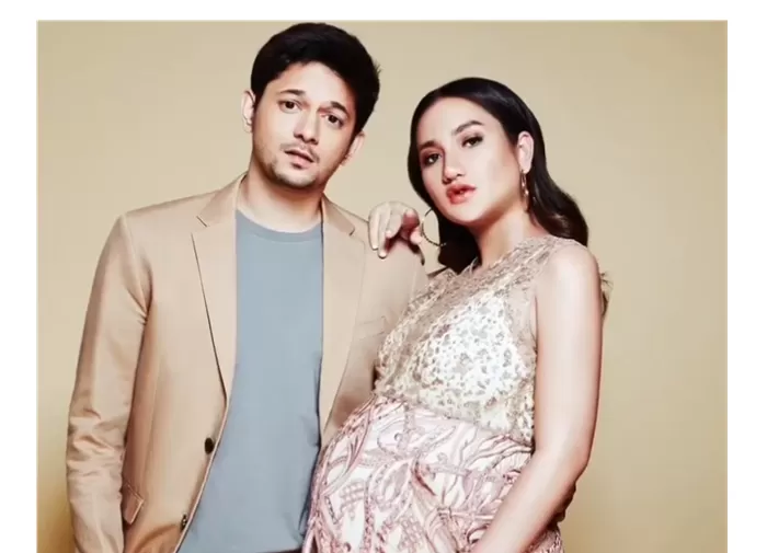 Andrew Andika bersama Tengku Dewi. (Foto: Tangkap layar.)