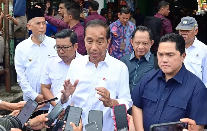 Presiden Joko Widodo (Jokowi) bersama sejumlah menteri saat meninjau Pasar Senggol, Kota Dumai, Provinsi Riau.  (Foto: Instagram @jokowi)