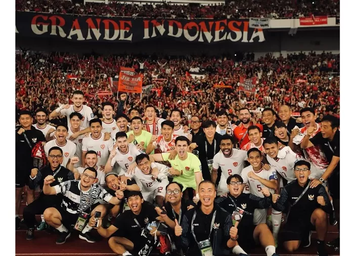 Skuad dan official Timnas Indonesia bersama supporter. (Foto: Instagram @thomhaye)