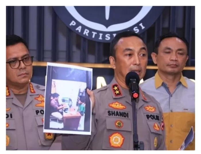 Polisi membeberkan bukti foto-foto Saka Tatal saat proses penyidikan kasus pembunuhan Vina Cirebon dan Eky. (Foto: Dok. Humas Polri)