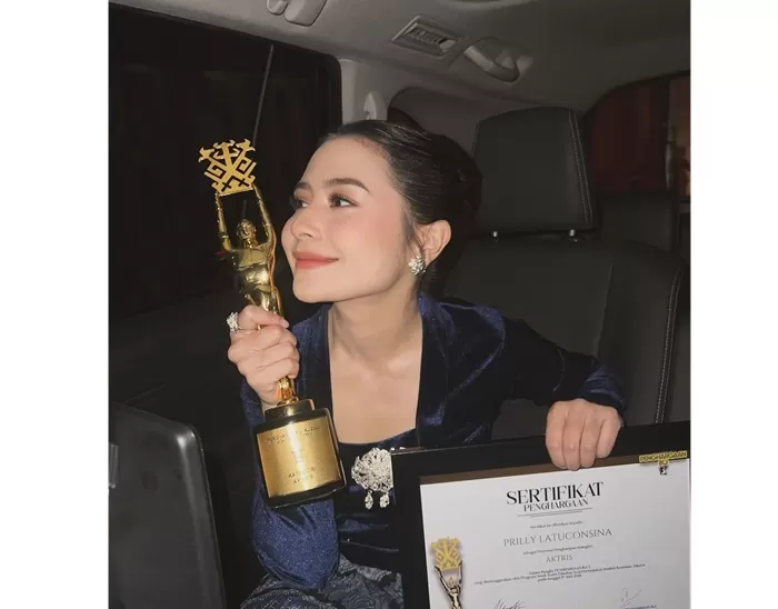 Prilly Latuconsina menangi penghargaan dari IKJ Awards. (Foto: Instagram @prillylatuconsina96)