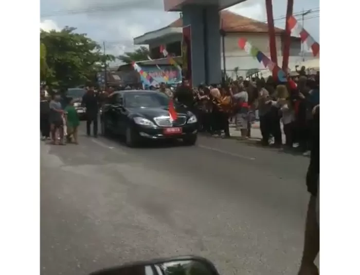 Mobil ambulan diberhentikan saat ada iring-iringan presiden Jokowi. (Foto: Tangkap layar X @NinzExe07)